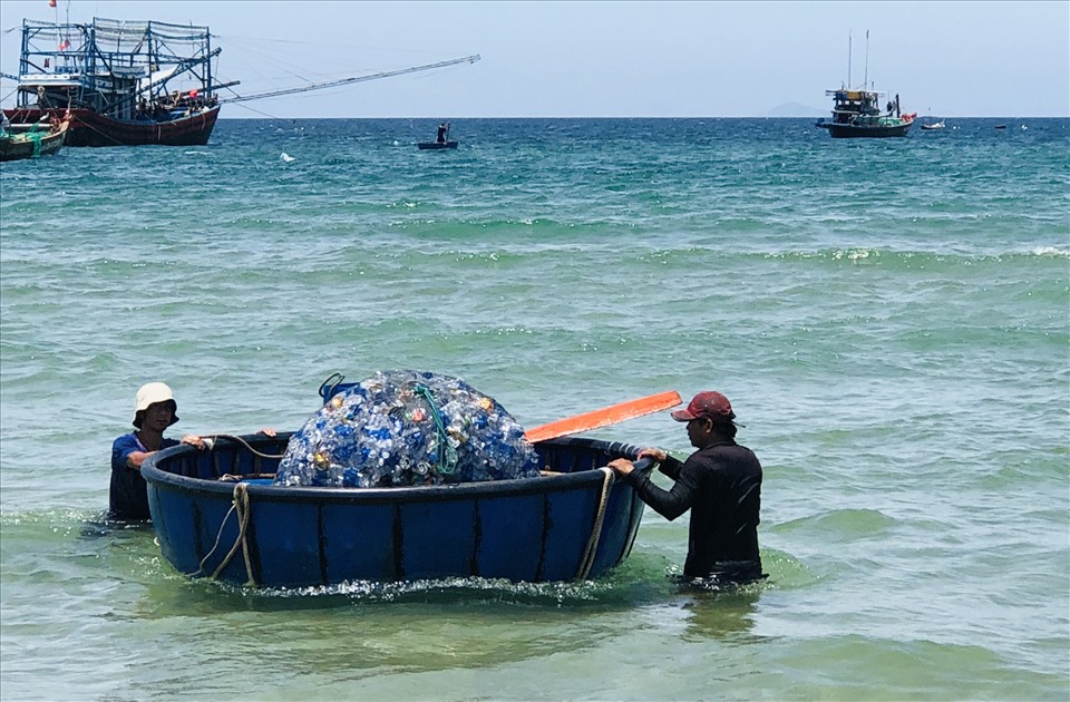 Ngư dân đưa rác vào bờ sau chuyến ra khơi dài ngày